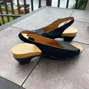 Black walking sandals